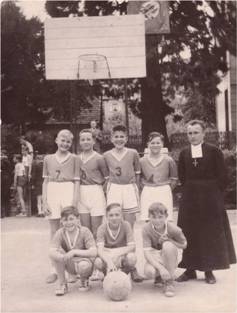 1ere equipe de basket en 1950 avec Frere Martial